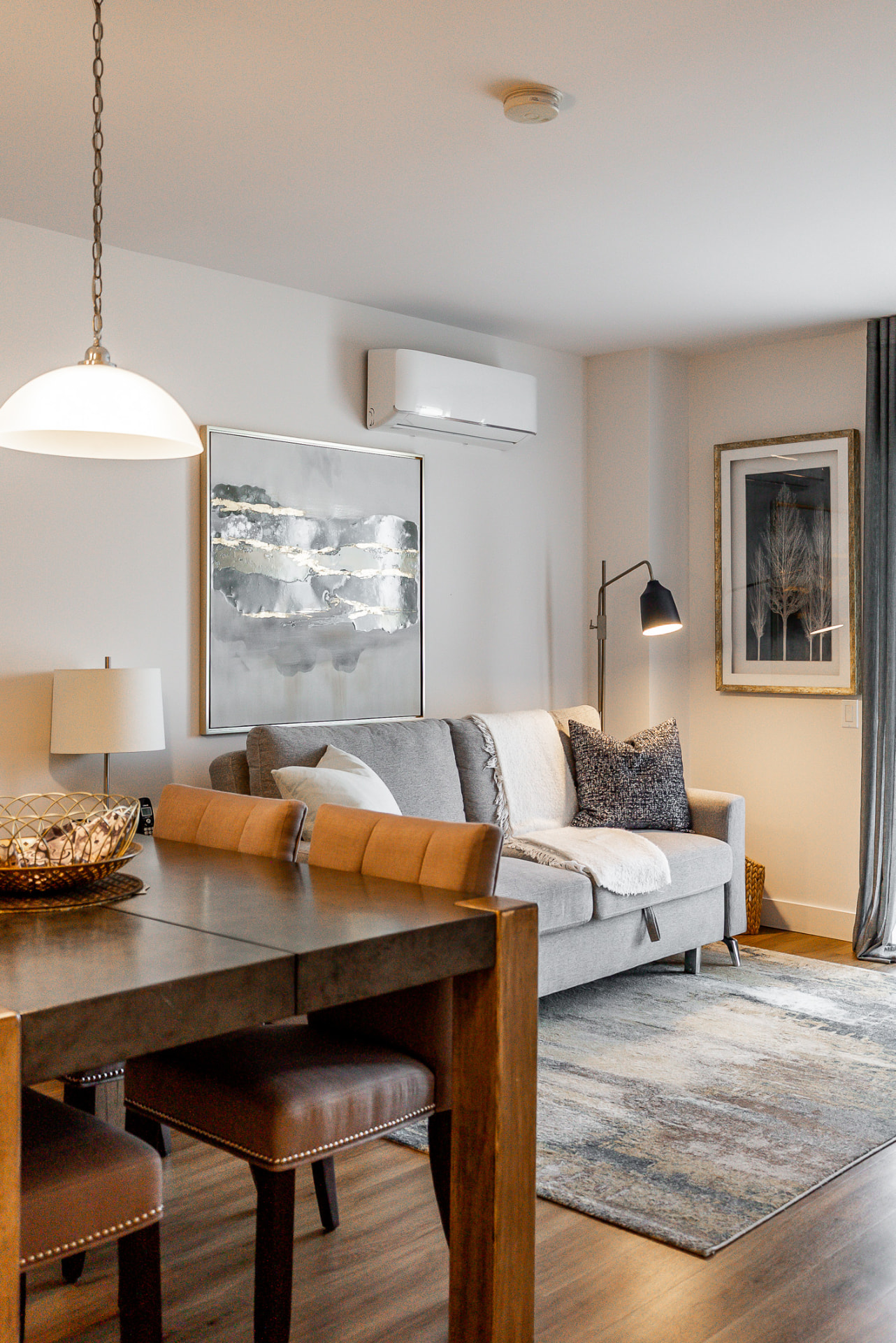 Appartement à aire ouverte avec table à manger, chaises rembourrées et salon