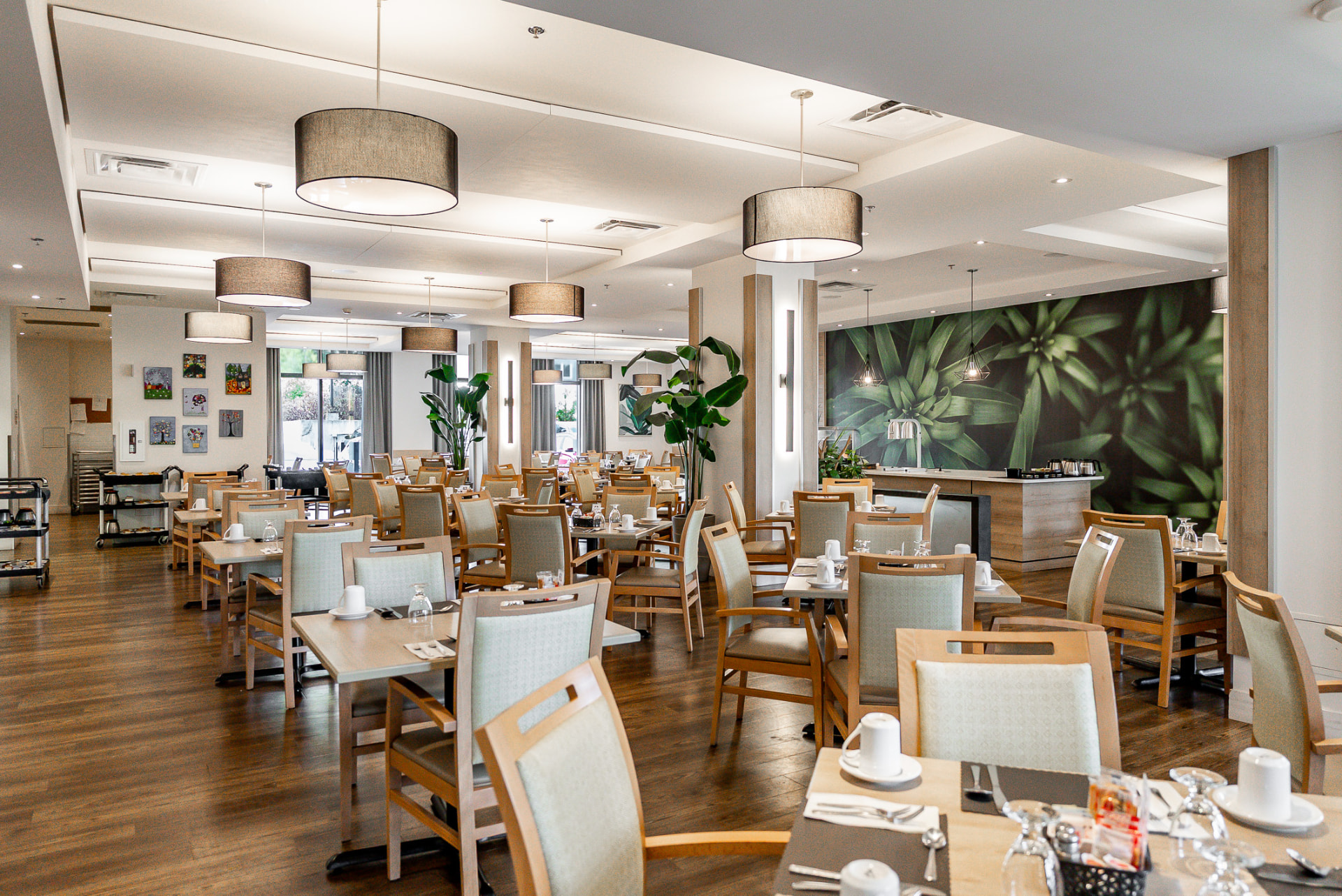 Salle à manger dressée pour le service aux tables
