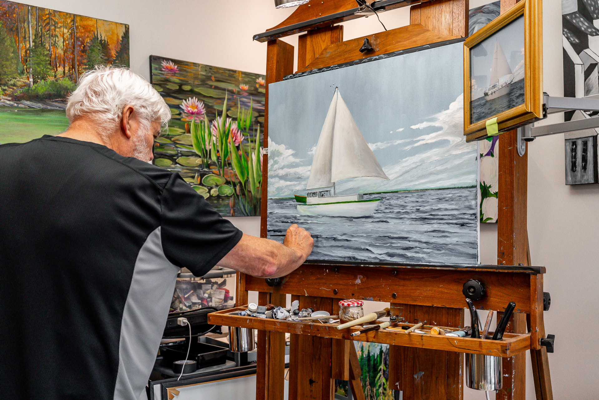 Résident peignant une voilure à l'atelier d'art