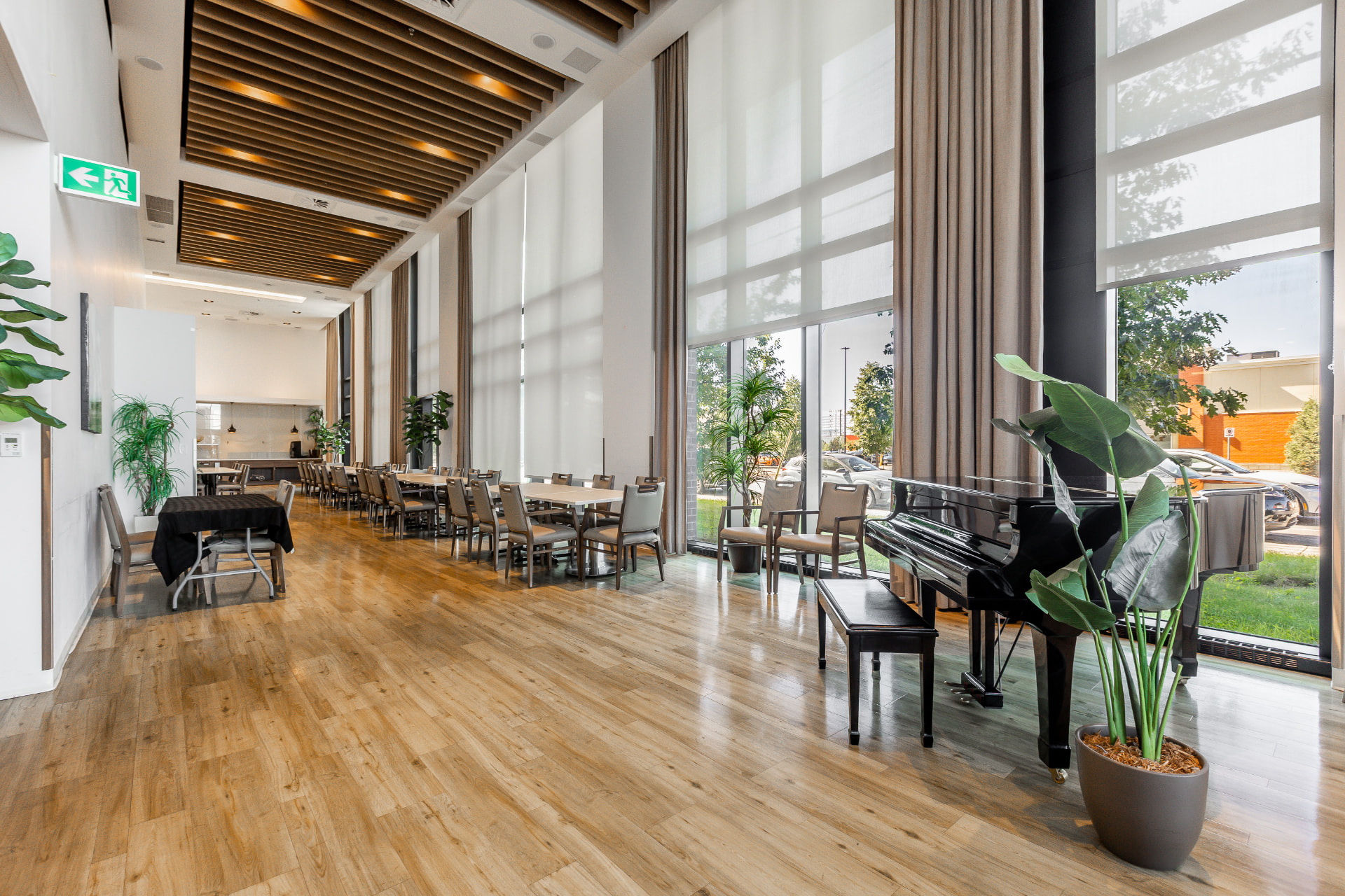 Grande salle lumineuse d'une résidence Rivia