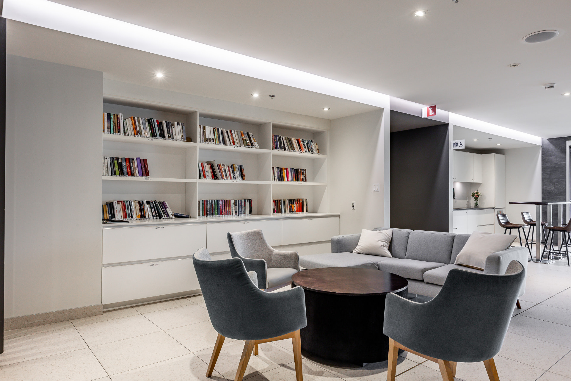 Coin bibliothèque avec fauteuils et étagères de livres