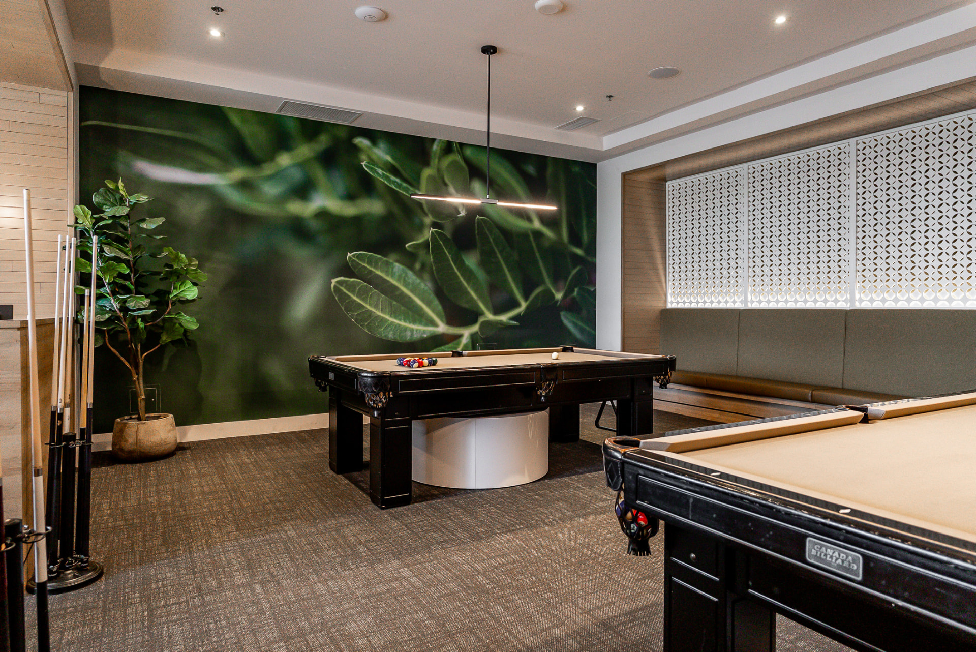 Salle de billard avec mur végétal et comptoir de jeu