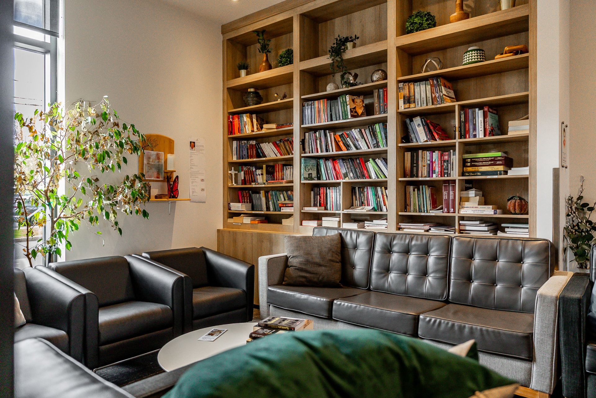 Bibliothèque aux rayonnages de chêne et fauteuils de cuir