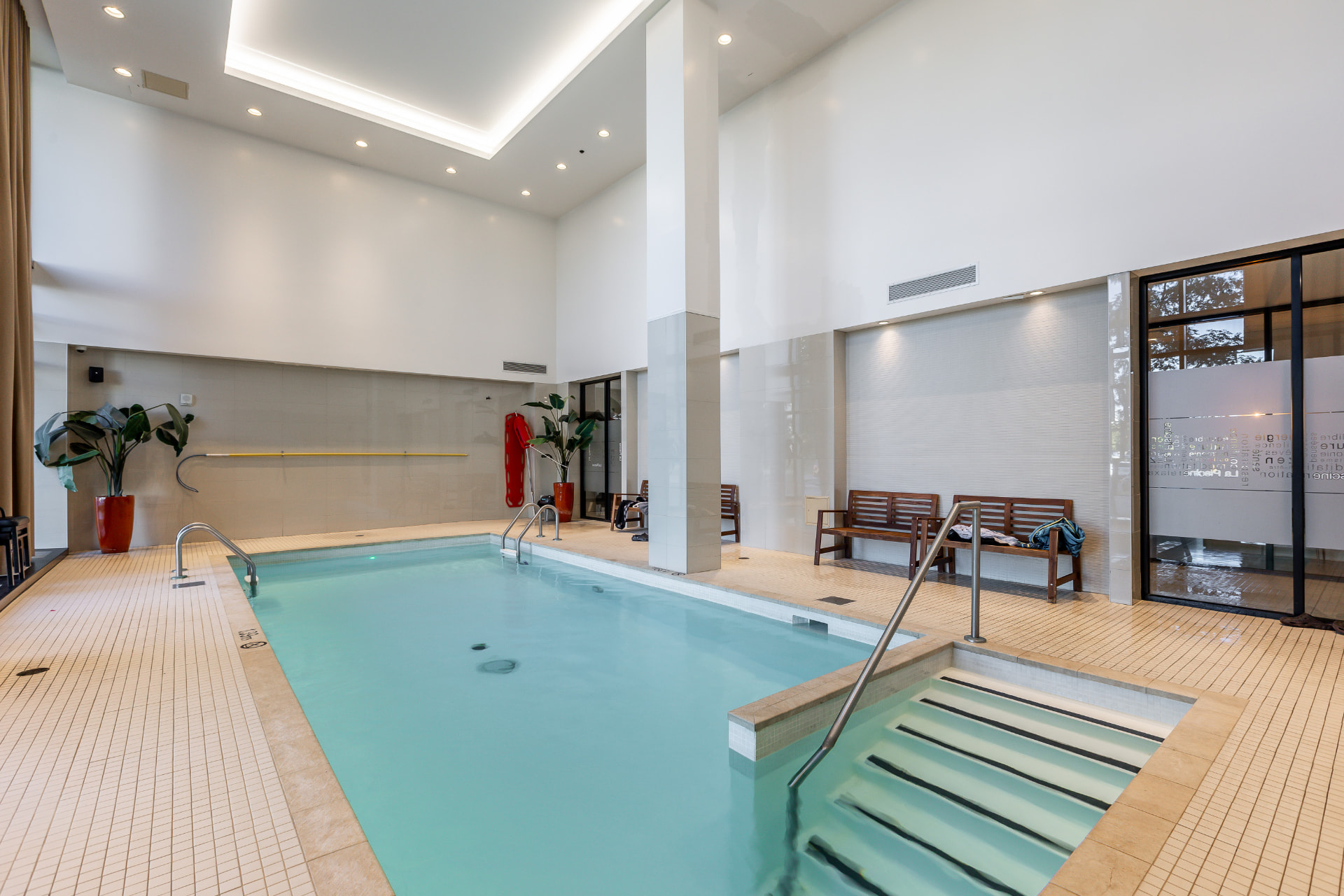 Piscine intérieure avec marches d'entrée et bancs de repos