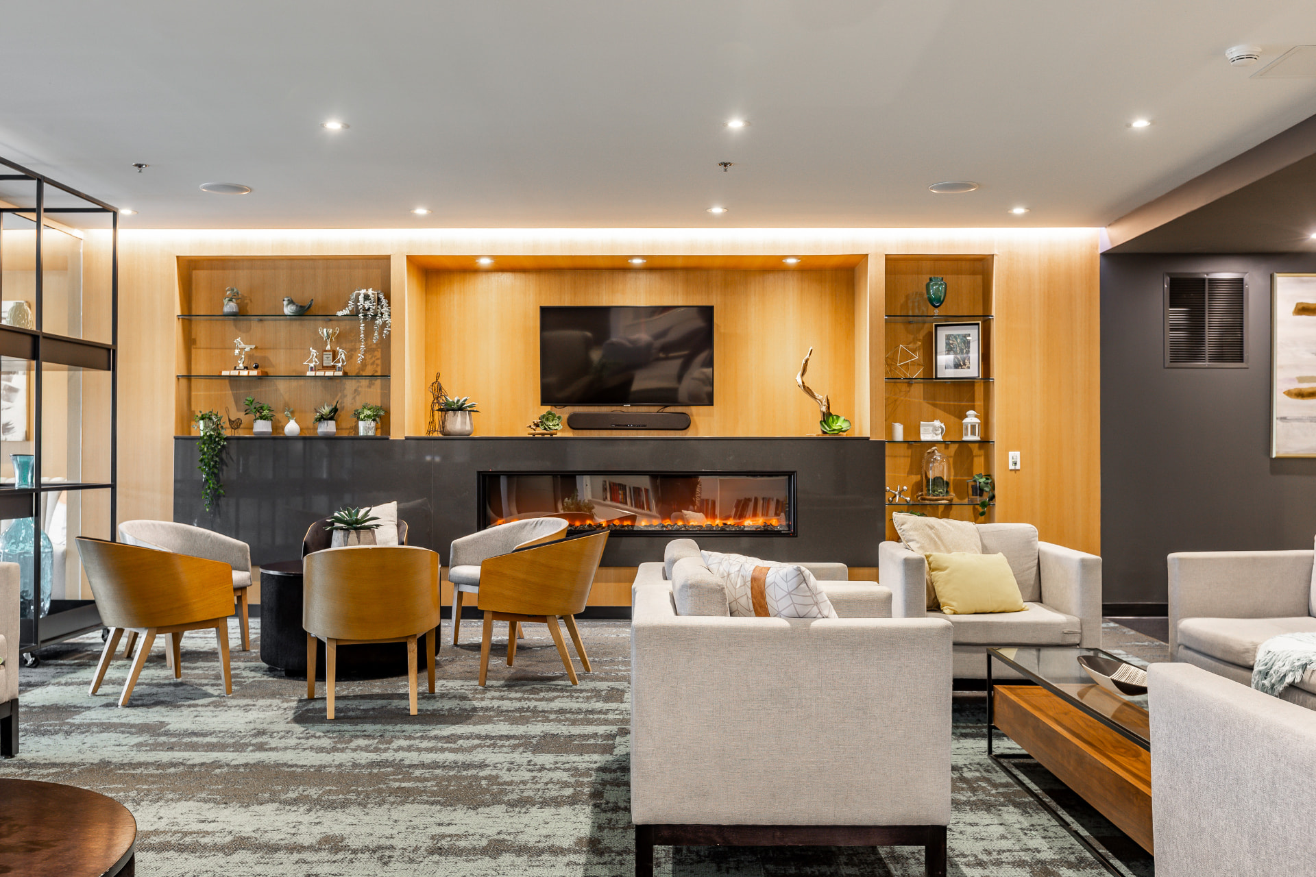 Salon avec foyer, fauteuils et boiseries chaleureuses
